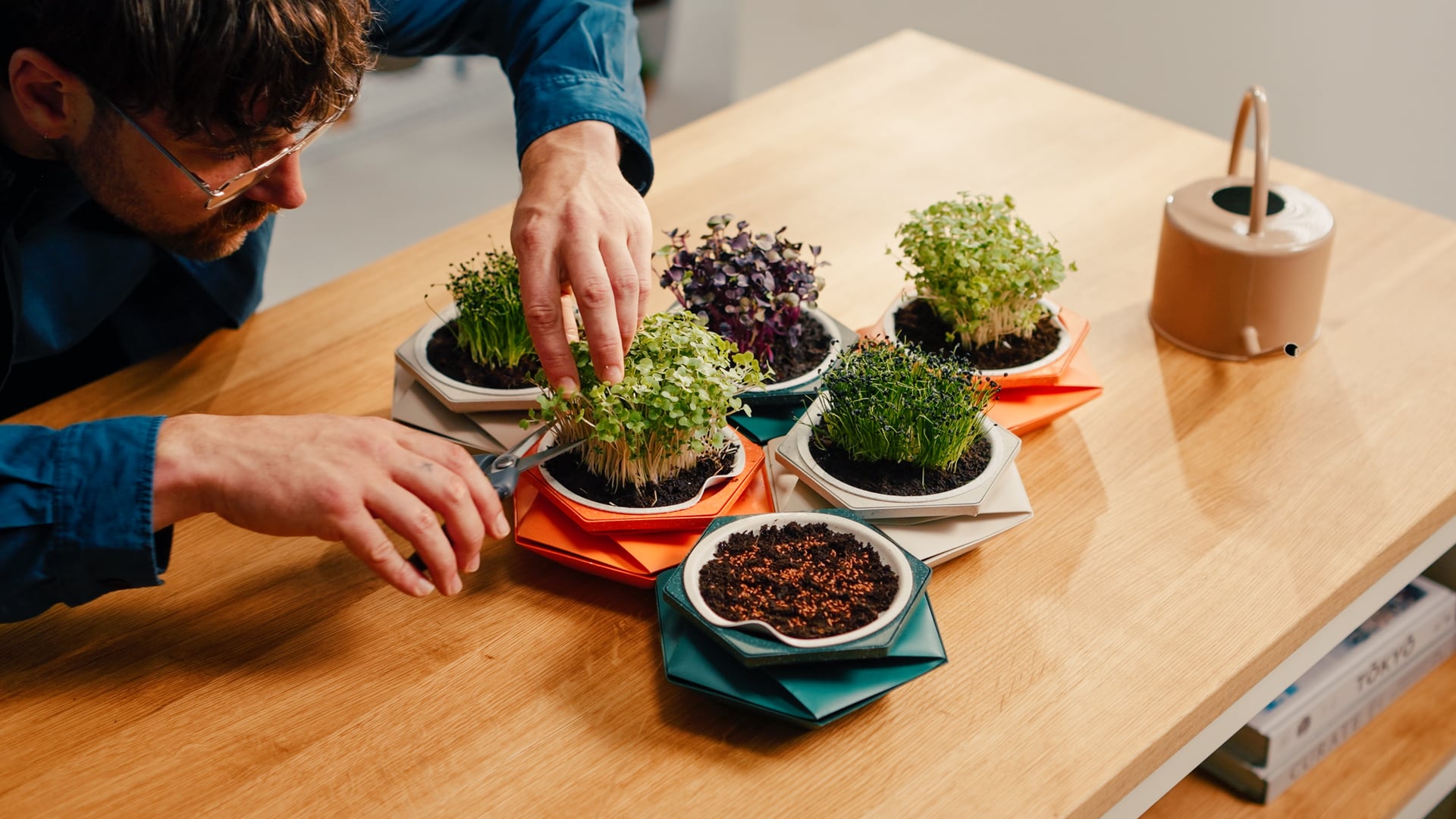 HELIX: The Self-Watering Pot That Grows With Your Plant